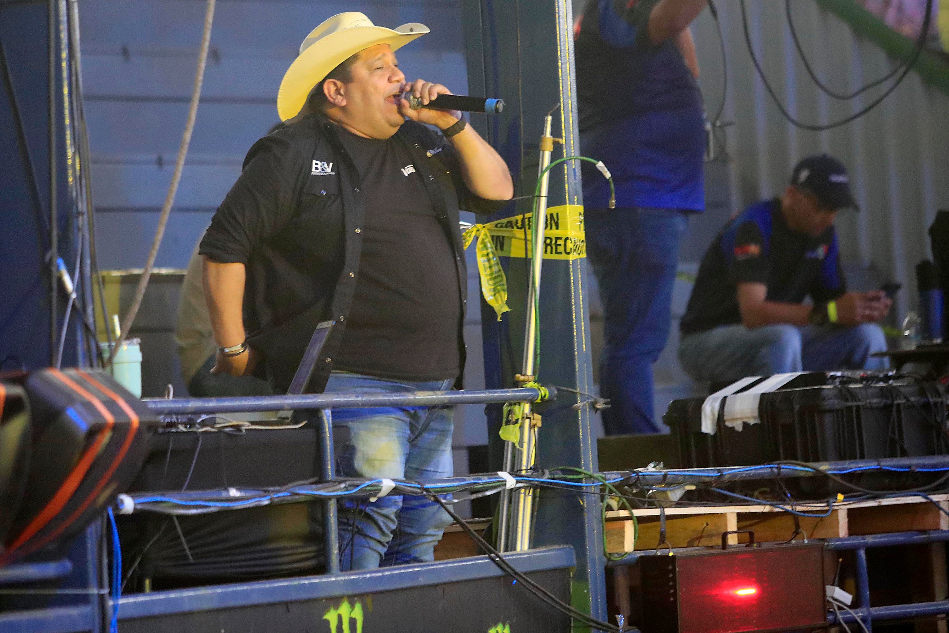 28/12/2023 Toros a la Tica, Palmares. Corrida de toros vespertina, cuya transmisión estuvo a cargo de Teletica Canal 7. Toros de monta y de cacho bravo (de corridas) de ganadería La Pinta fueron los encargados de ponerle la emoción dentro de la plaza. Pero además del ganado, montadores y toreros improvisados se llevaron las palmas de los espectadores que llenaron las gradas del redondel. Otra actividad que llamó mucho la atención y fue muy celebrada fue el Campeonato Nacional de Barrileras.