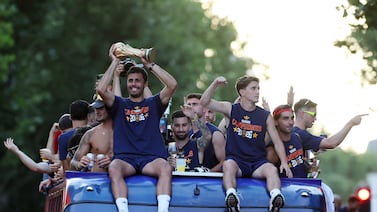 Jugadores de la selección de España protagonizaron viral e inesperado beso en la boca en la celebración del Mundial 2026