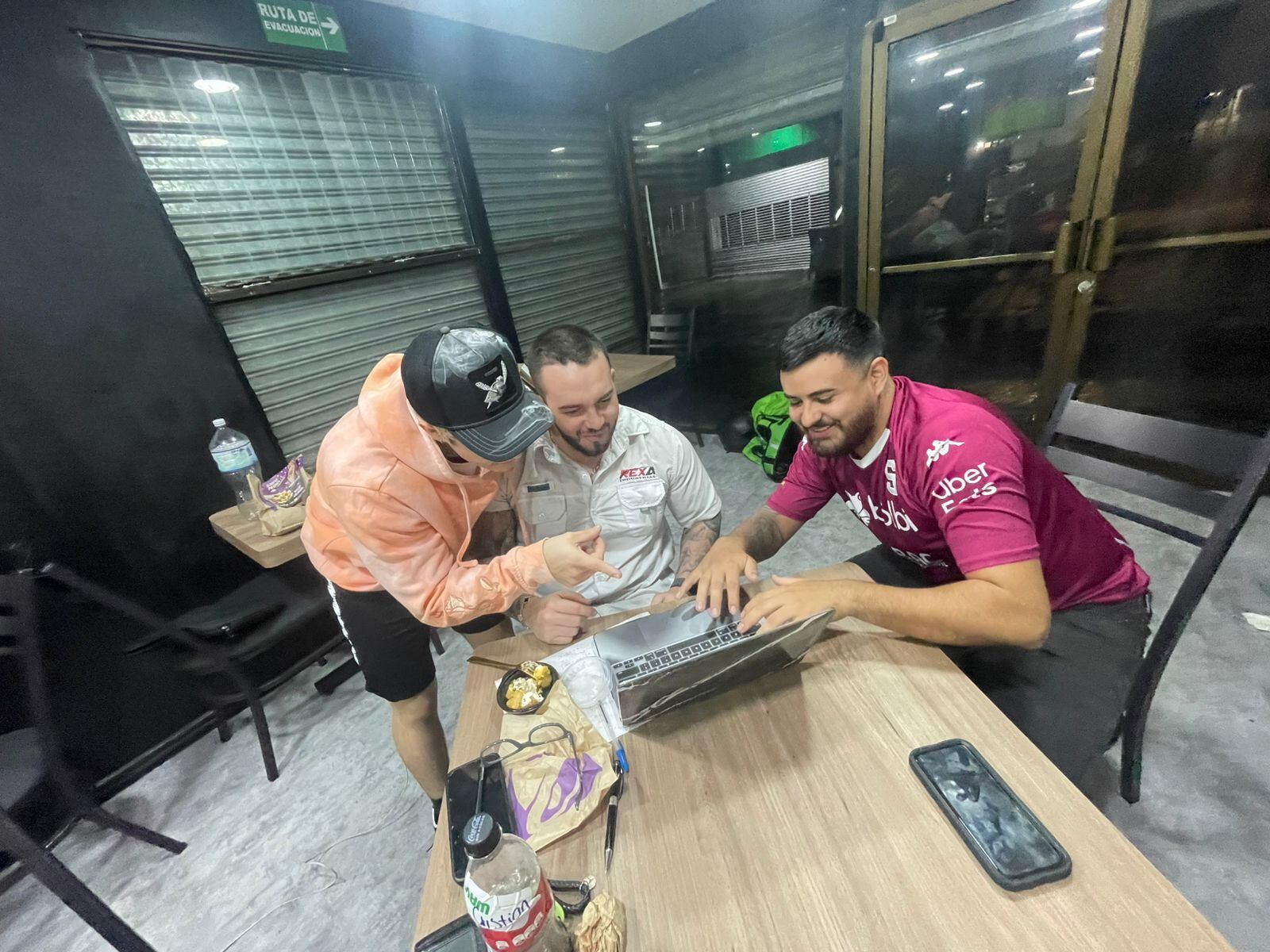 Guerra de Hamburguesas, nuestro reality show, ya tiene su primer finalista, se llama Dereck Sánchez Umaña, es vecino del barrio Zapote, tiene 24 años y ama cocinar prácticamente desde que nació. El sábado 2 de noviembre inauguró su negocito llamado El Bendito.