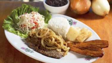 La barbaridad que debe pagar una familia de 4 si quiere comerse un bistec encebollado