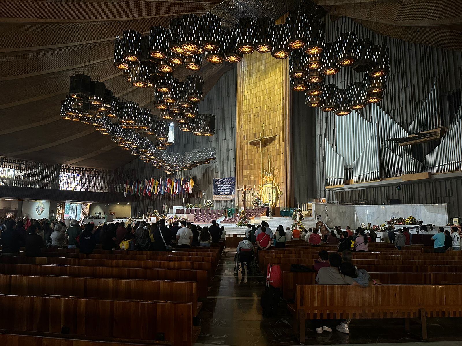 La basílica por dentro es, además de futurista, demasiado hermosa.