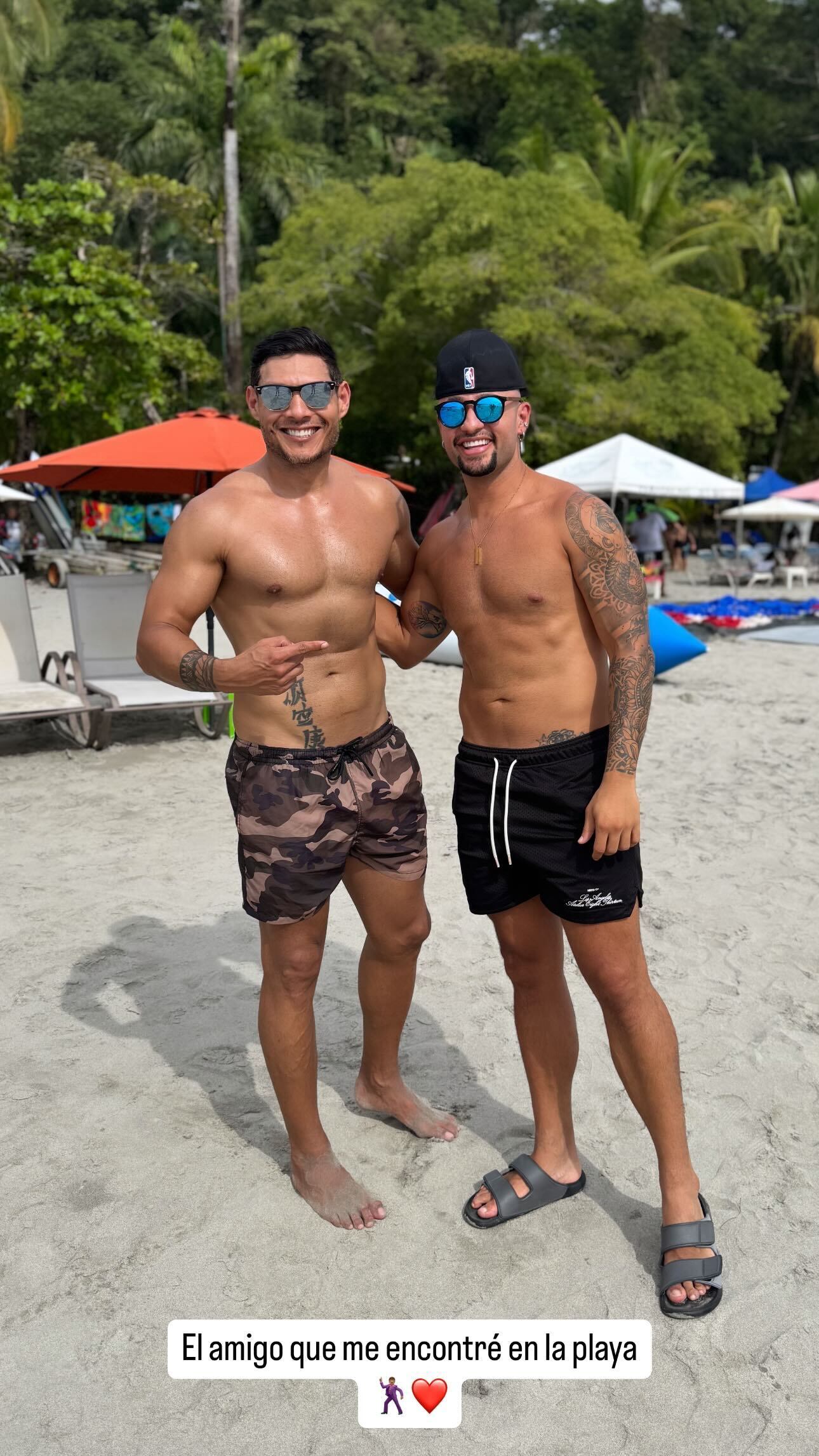Berny Madrigal y Michael Rubí se reencontraron en la playa y se tomaron esta foto.