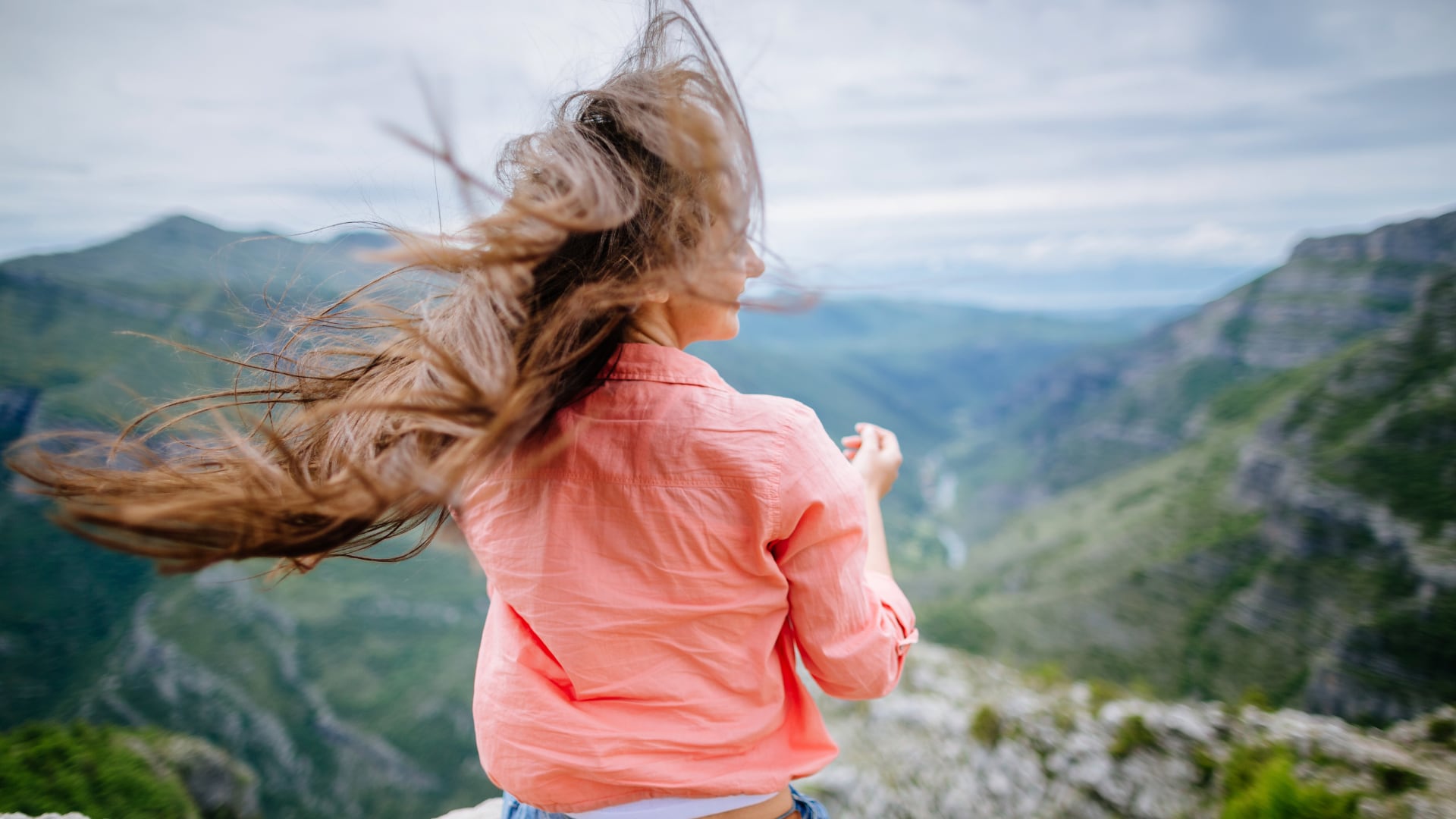 Un empuje frío al norte de la región intensificará los vientos alisios y provocará lluvias dispersas en el Caribe y la zona norte.