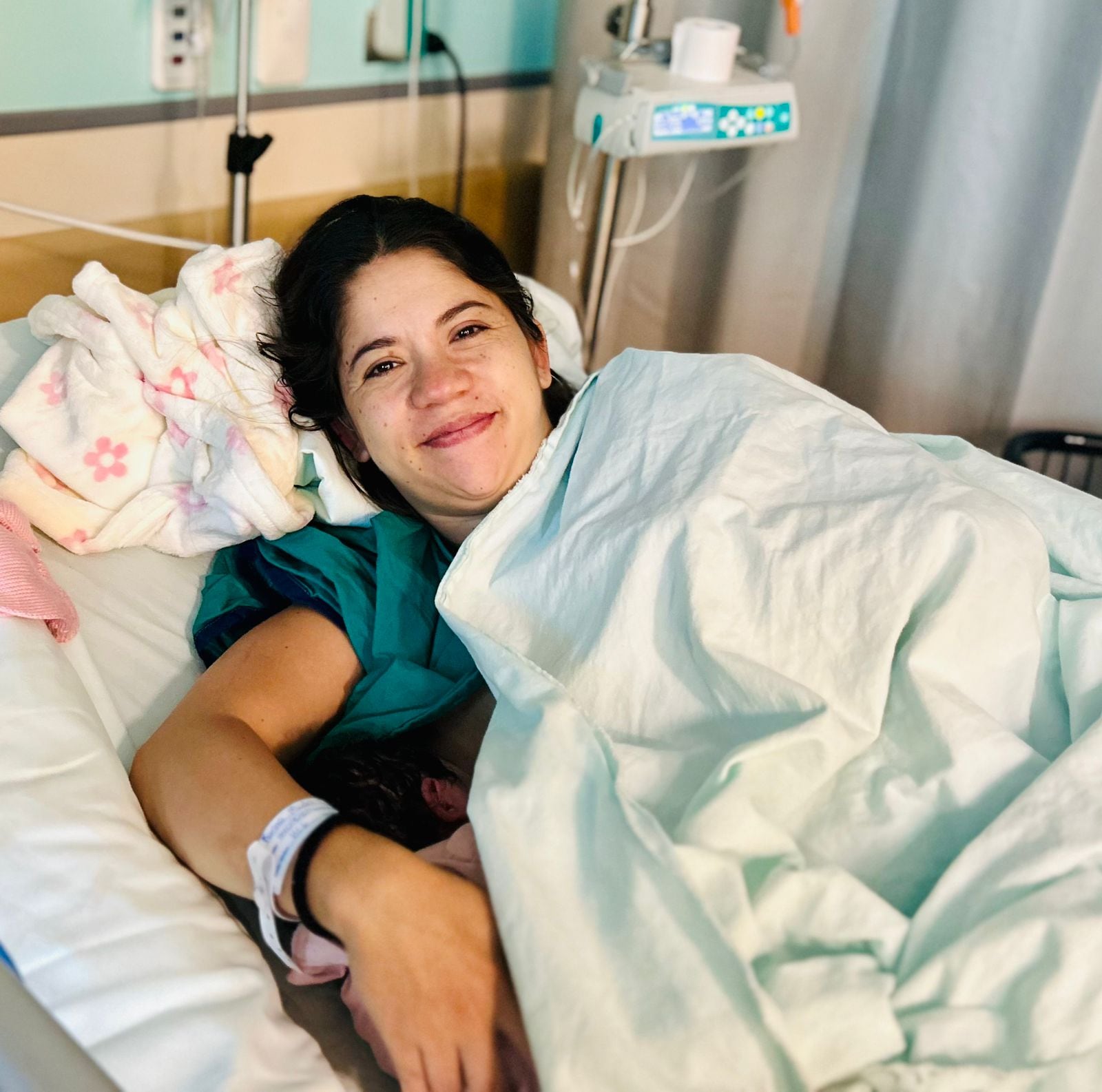 Isabella llegó al mundo en el Calderón Guardia y su mamita, a pesar de tener una discapacidad auditiva, pudo disfrutar a totalmente de su nacimiento entendiendo cada uno de los pasos que se llevaron a cabo durante la realización de la cesárea gracias a un interprete del LESCO