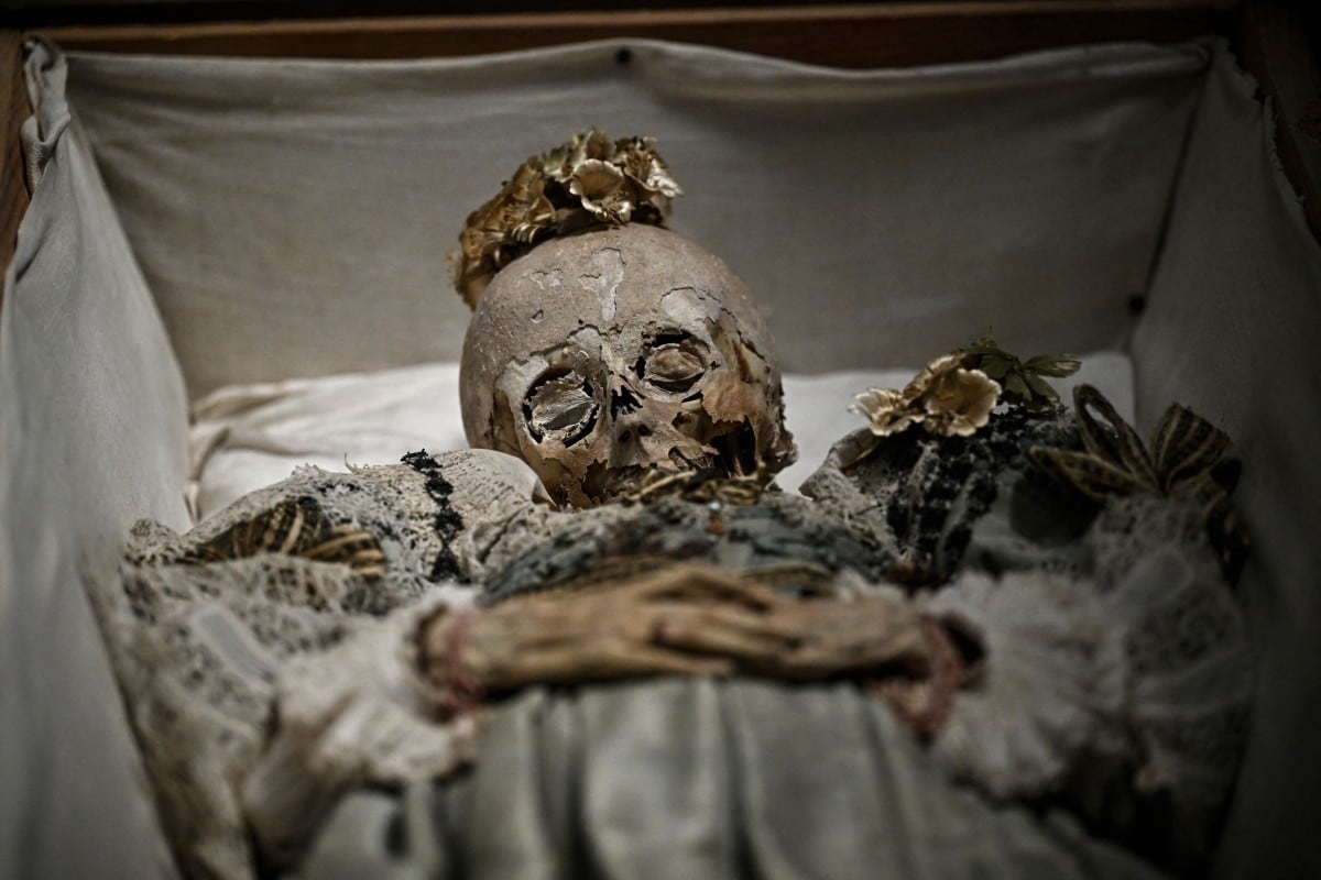 Momias andinas cautivan al público en una exposición en París