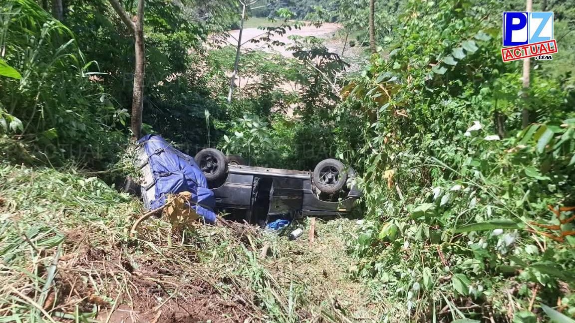 Tres personas vivieron un verdadero milagro luego de que el carro en el que viajaban se saliera de la carretera y terminara en un guindo que da al río Grande de Térraba. Foto: Tomada de PZ Actual