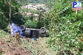 Carro con tres personas adentro cae a un guindo en márgenes de conocido río y cuesta creer lo que pasó después