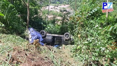Carro con tres personas adentro cae a un guindo en márgenes de conocido río y cuesta creer lo que pasó después