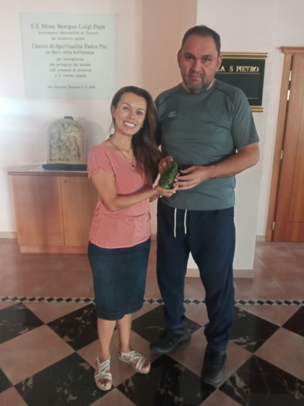 El tico Mario Cervantes Ramírez, sobrino del escultor tico, el lunes 15 de julio llegó a San Giovanni Rotondo, en Italia, para entregarle a la costarricense Adriana Valverde, casada con Antonio Squarcella, quien trabaja en el medio de comunicación “La Voz del Padre Pío”, una virgencita de los Ángeles de la colección "Desde el Origen".