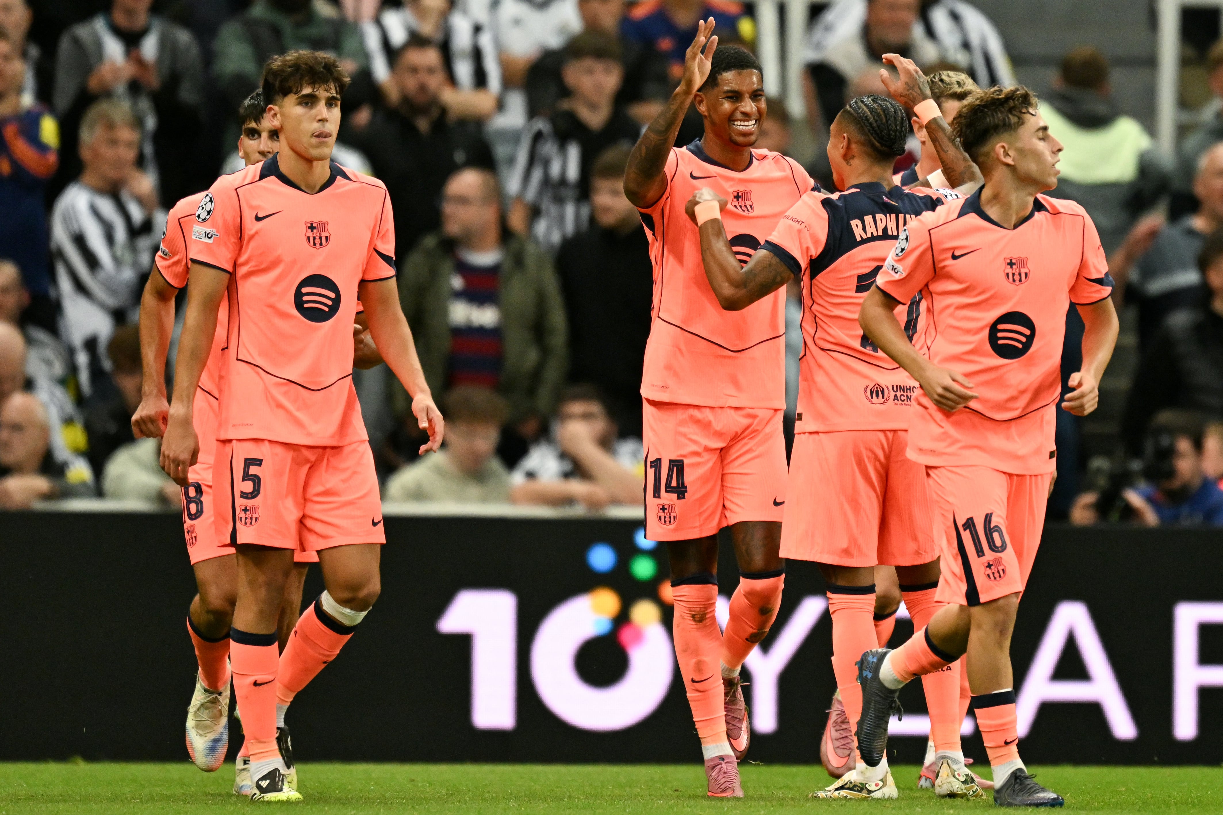 Barcelona's British forward #14 Marcus Rashford controls the ball during the UEFA Champions League first round football match between Newcastle United FC and FC Barcelona at St James' Park in London, on September 18, 2025. (Photo by Oli SCARFF / AFP)