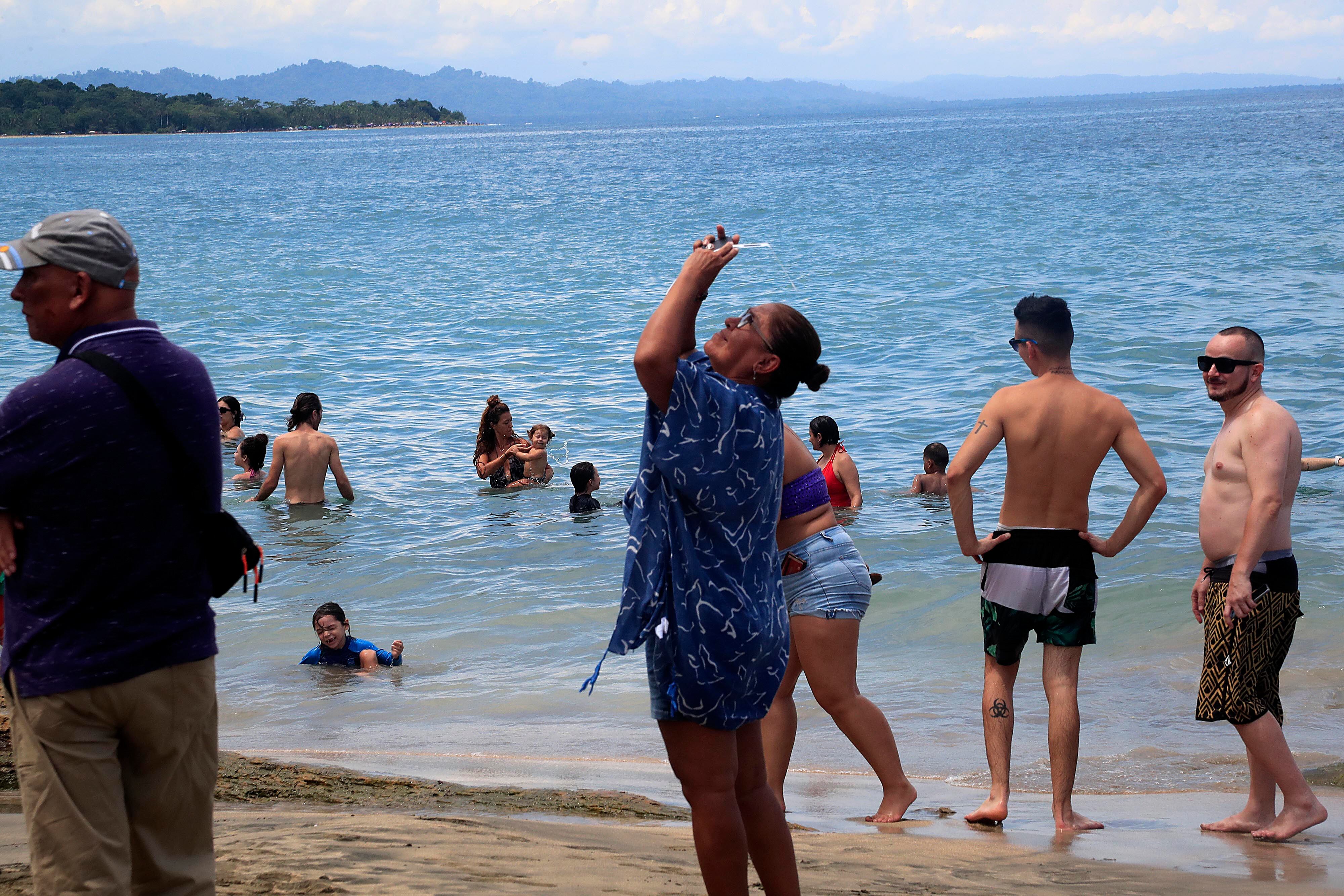 14/10/2023      Limón. Desde muy tempranas horas del día se vivió este sábado, en el atlántico de nuestro país, un gran ambiente en relación con el esperado eclipse anular de sol. Cientos de costarricenses se trasladaron a las playas del caribe sur para contemplar el anunciado acontecimiento astronómico del año, desde la parcialidad esperada para entre alrededor de las 10:15 a.m. y 1:50 p.m., pero sobre todo el punto de mayor esplendor apenas unos minutos después del mediodía. Foto: Rafael Pacheco Granados