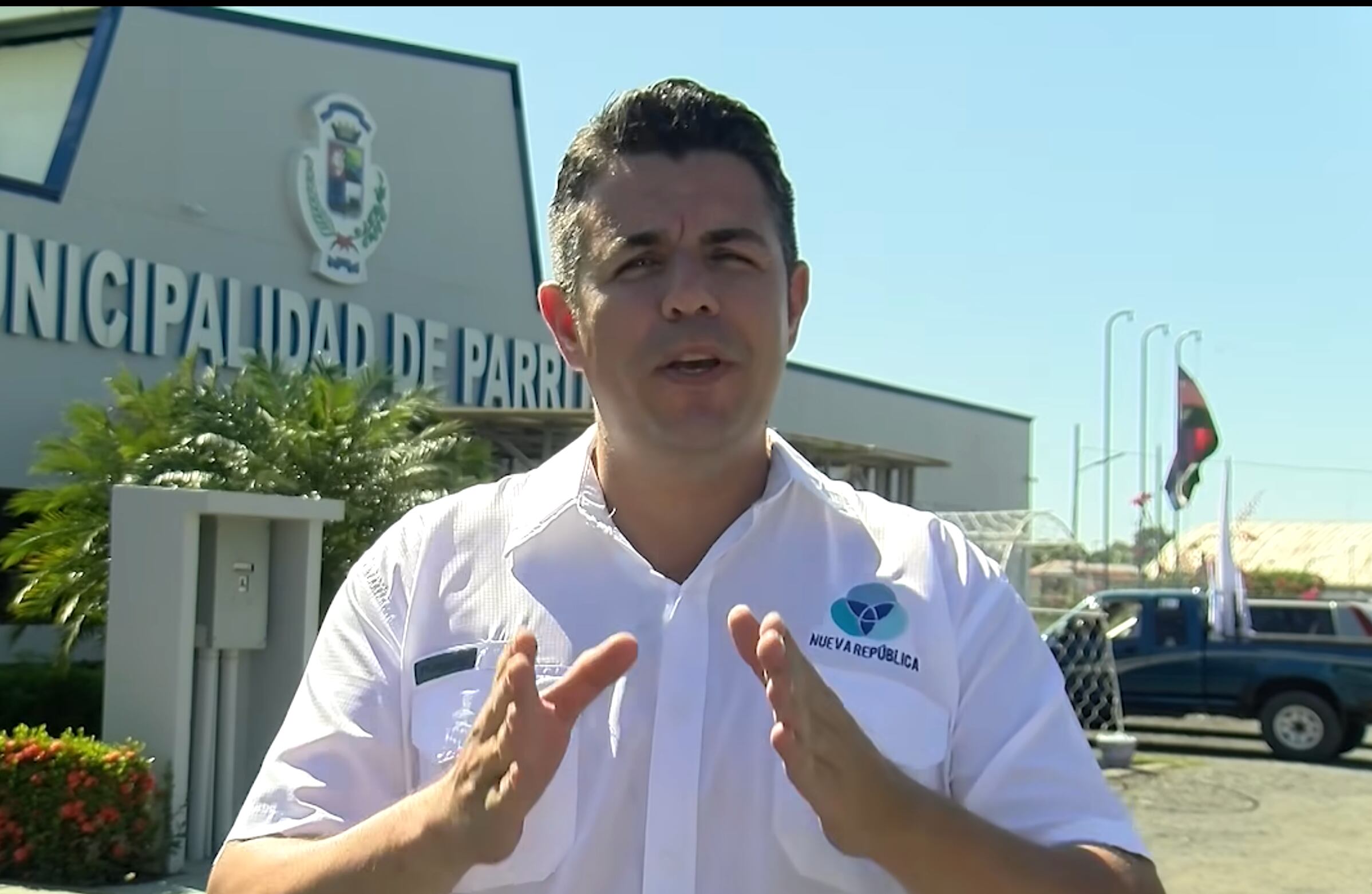 Un alcalde sospechoso de firmar escrituras falsas renunció al Partido Nueva República (PNR), de Fabricio Alvarado, con la intención de acercarse al chavismo representado por el Partido Pueblo Soberano (PPSO). Se tratade Roberto Alonso Rímola Real, gobernante local de Parrita.