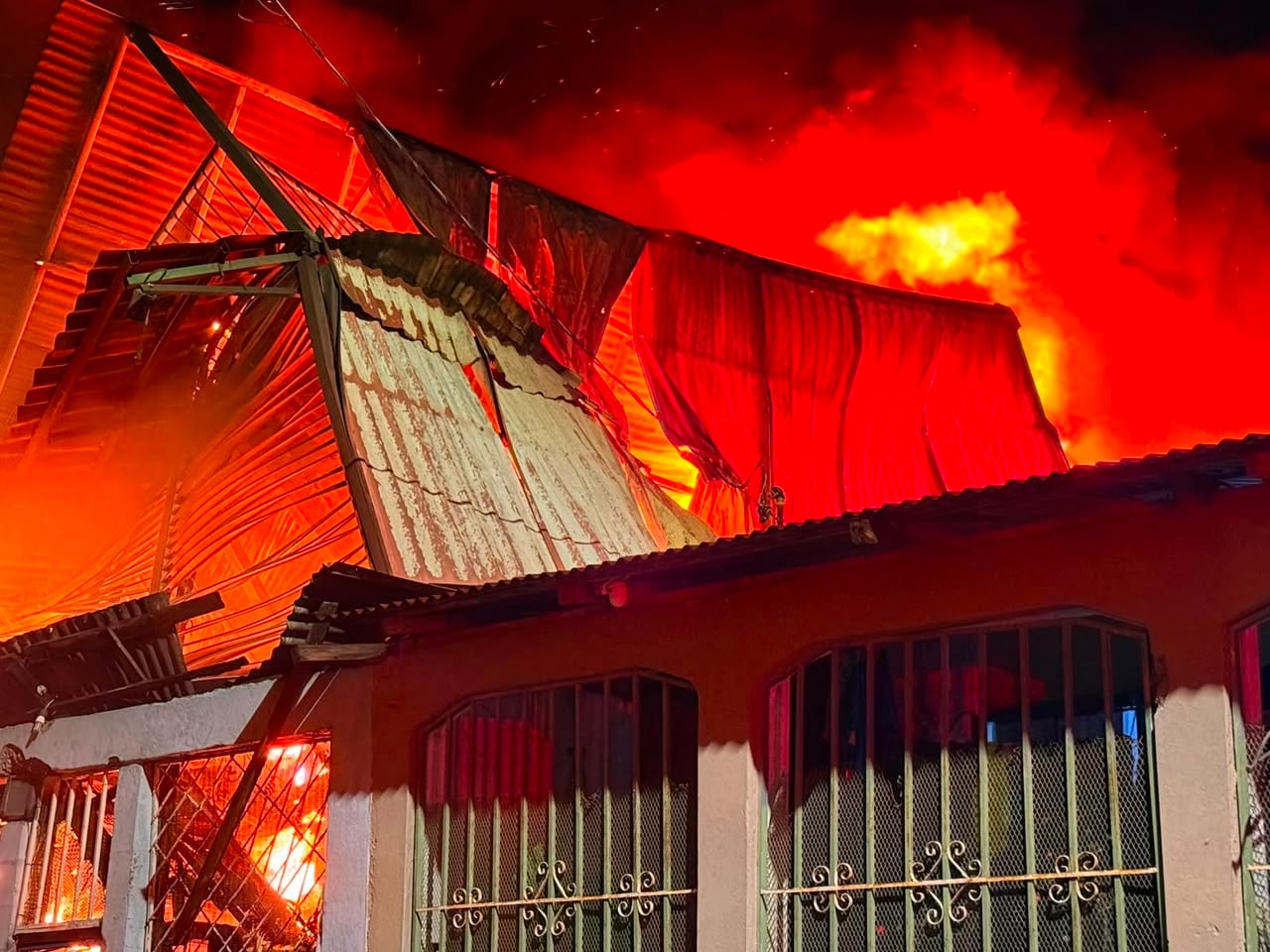 Incendio acabó con la vida de dos personas la madrugada del lunes 10 de agosto del 2026, en Villa Esperanza de Pavas. Foto: Bomberos