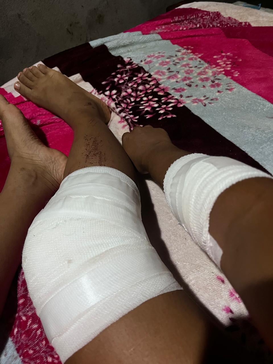 Clara Idalia García camina, cruza el río en panga y sigue en moto para llegar a la escuela de Copalchí, en Sarapiquí, donde enseña a 11 niños de primero a sexto grado