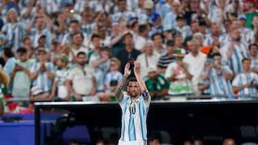 ¿Era expulsión para Messi jugada en que majó a jugador de Argelia? Árbitros ticos la analizaron