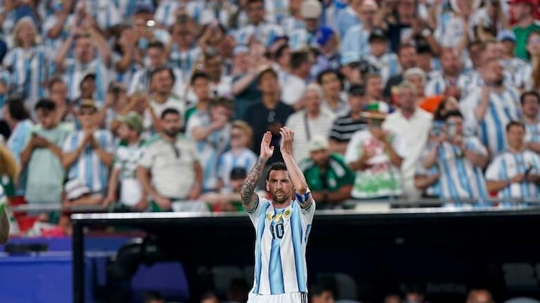 ¿Era expulsión para Messi jugada en que majó a jugador de Argelia? Árbitros ticos la analizaron