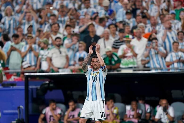 Lionel Messi saluda luego de completar la hazaña de sus tres goles con la Selección de Argentina y empatar un récord histórico en Mundiales.