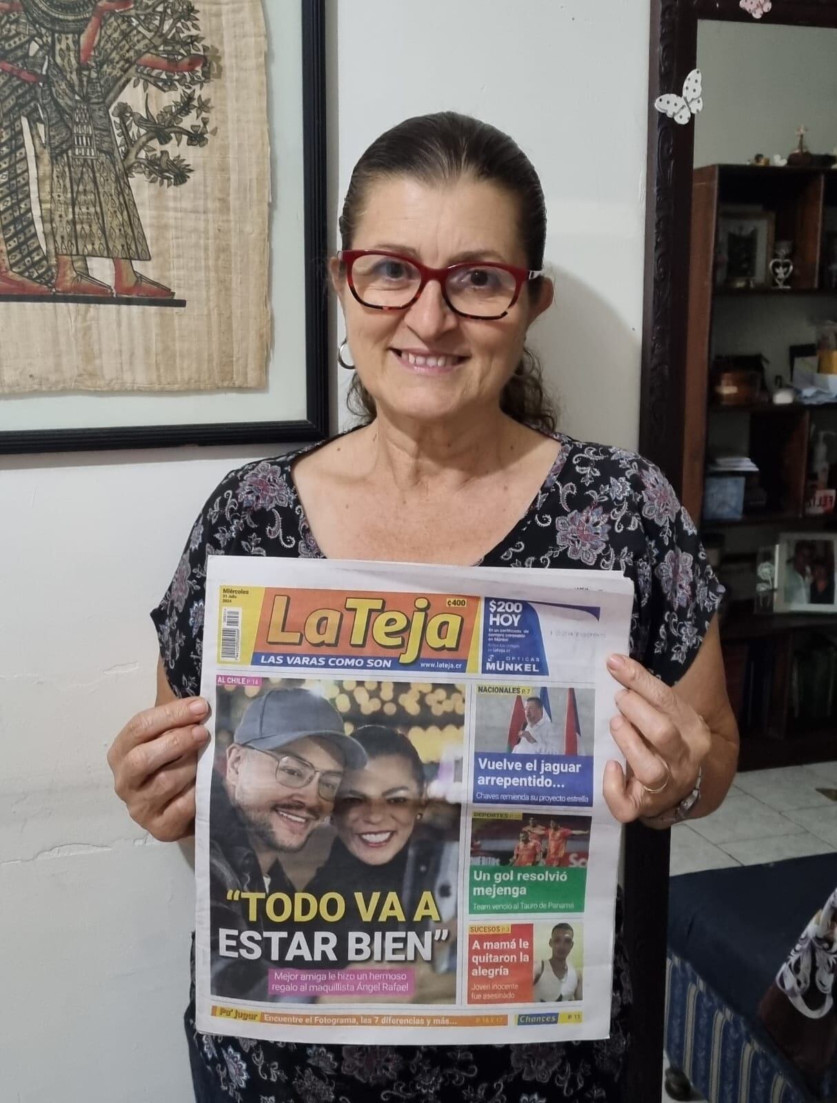 Doña Norma espera cambiar su lentes y los de su nieta