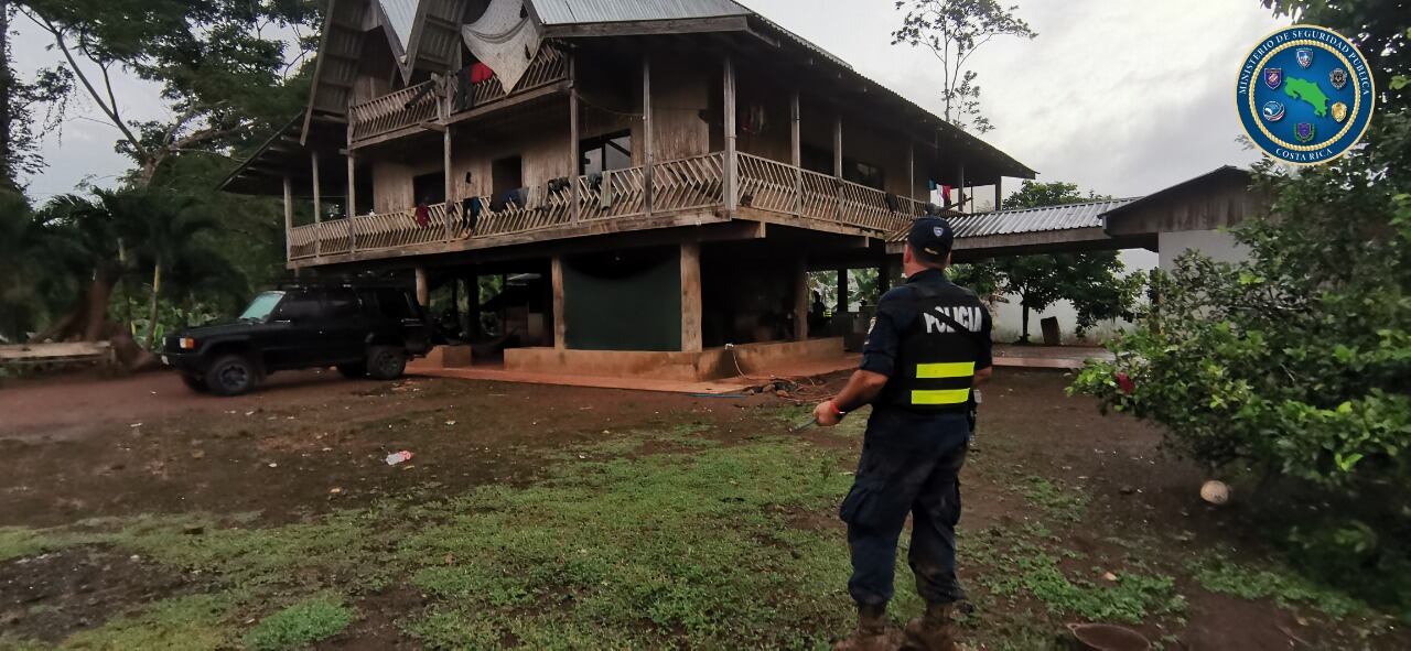 Autoridades policiales intervienen dos cuarterías utilizadas por mineros ilegales en Crucitas. Foto MSP.