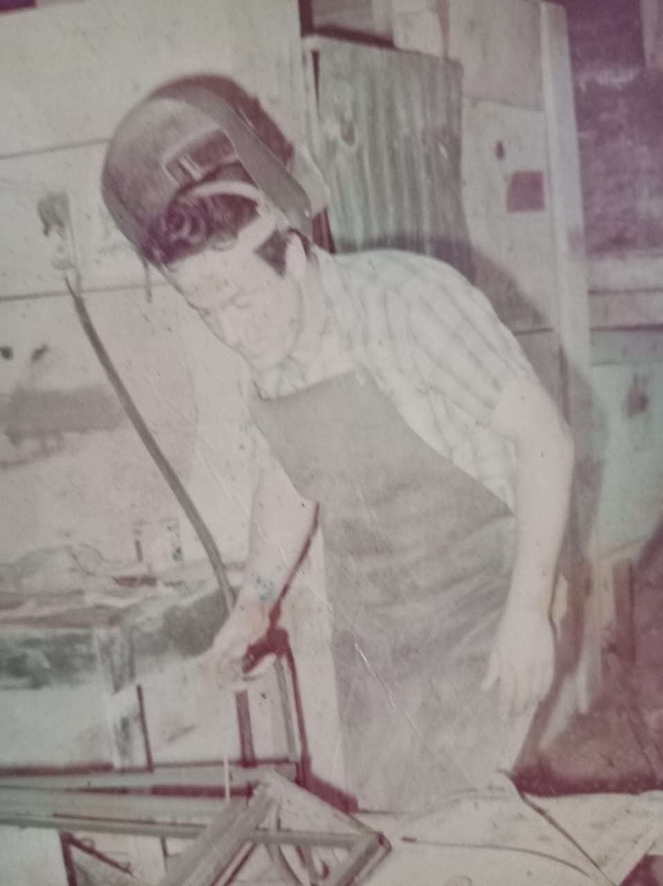 Doña Ana Rita Rojas es alajueliteña de la pura cepa. Como ella misma dice: “nací, crecí y vivo en Alajuelita”. Tiene 57 años y hace unos 25 años su papá se inventó un anuncio para un chatarrero al cual ella le puso la voz. El audio es "estimados vecinos".