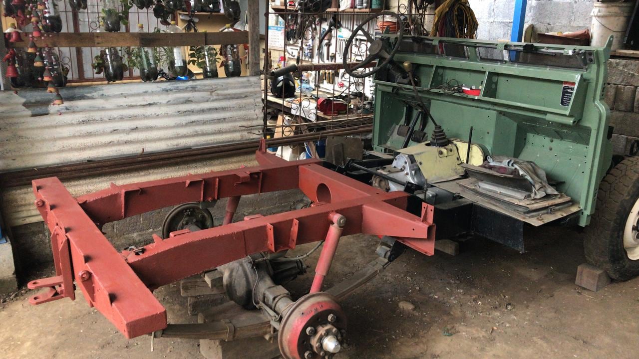 El Land Rover en su proceso de remodelación.
