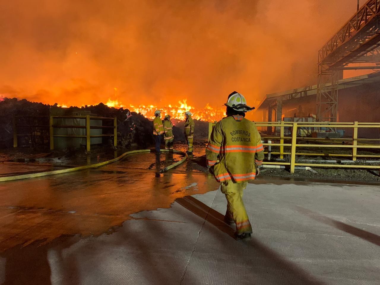 Incendio en bodega de Empaques Santa Ana, en el Coyol de Alajuela. Foto Bomberos.