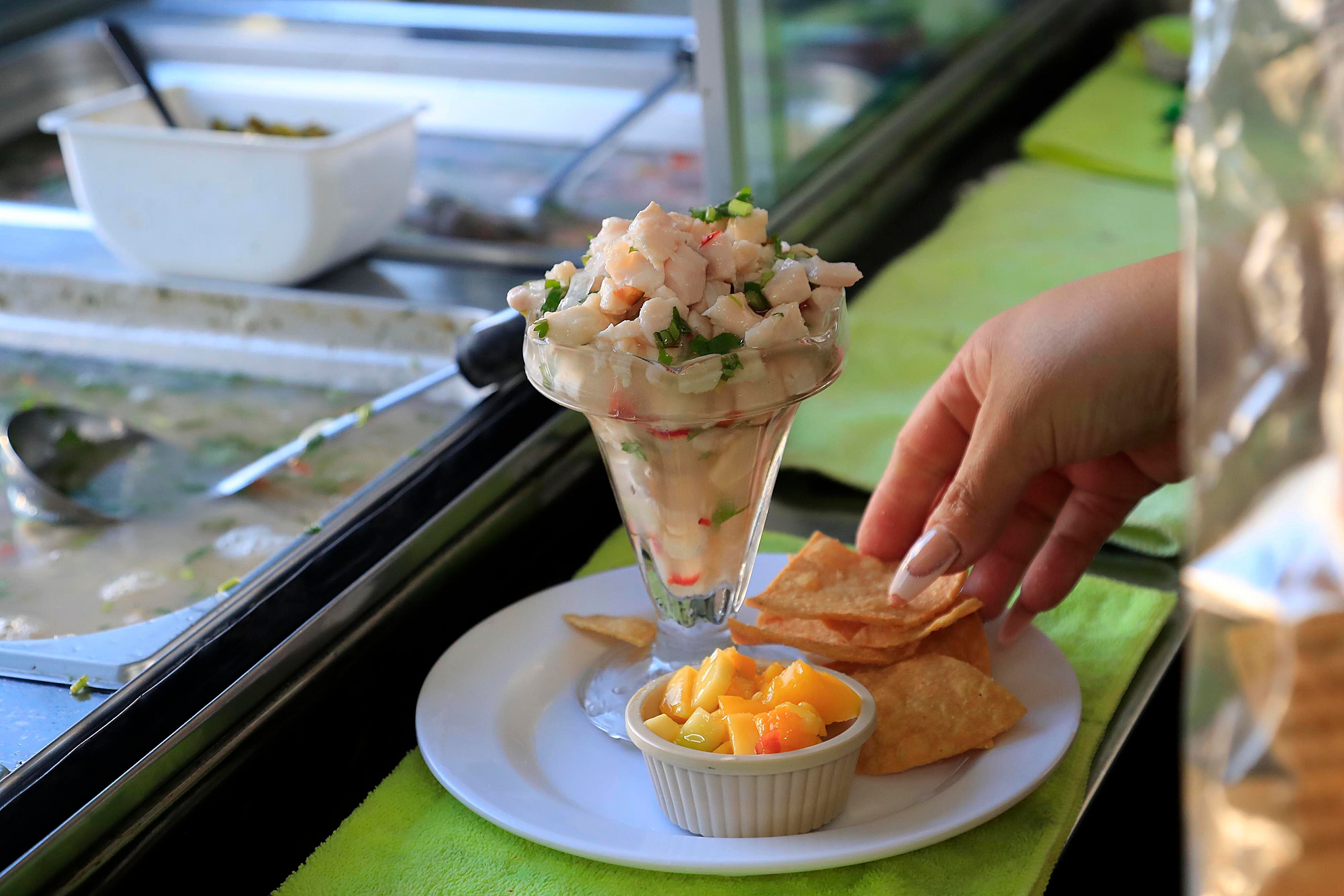 15/02/2024     Heredia. Cevichería El Timón del Fortín es un local esquinero en el centro de esta provincia, muy visitado por los amantes del ceviche y las caldosas, pero que además se topan con la particularidad de que las pueden acompañar con frutas, y disfrutarlas en un ambiente muy costero pero en plena ciudad. Foto: Rafael Pacheco Granados