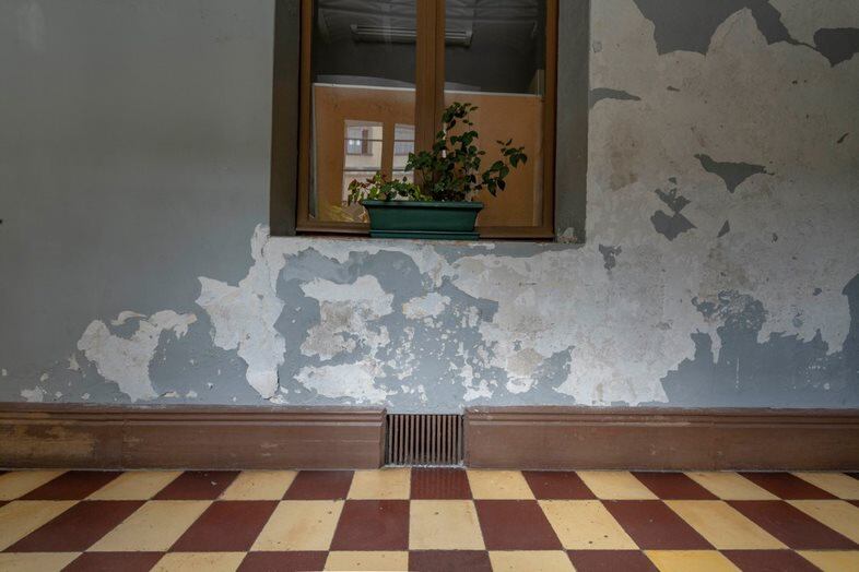 El edificio del Colegio Superior de Señoritas está muy enfermo, de hecho, está considerado como un enfermo crónico debido a filtración de la humedad que por años afecta la salud de sus paredes. Es por eso que el Centro de Patrimonio Cultural le mete mano con una profunda restauración