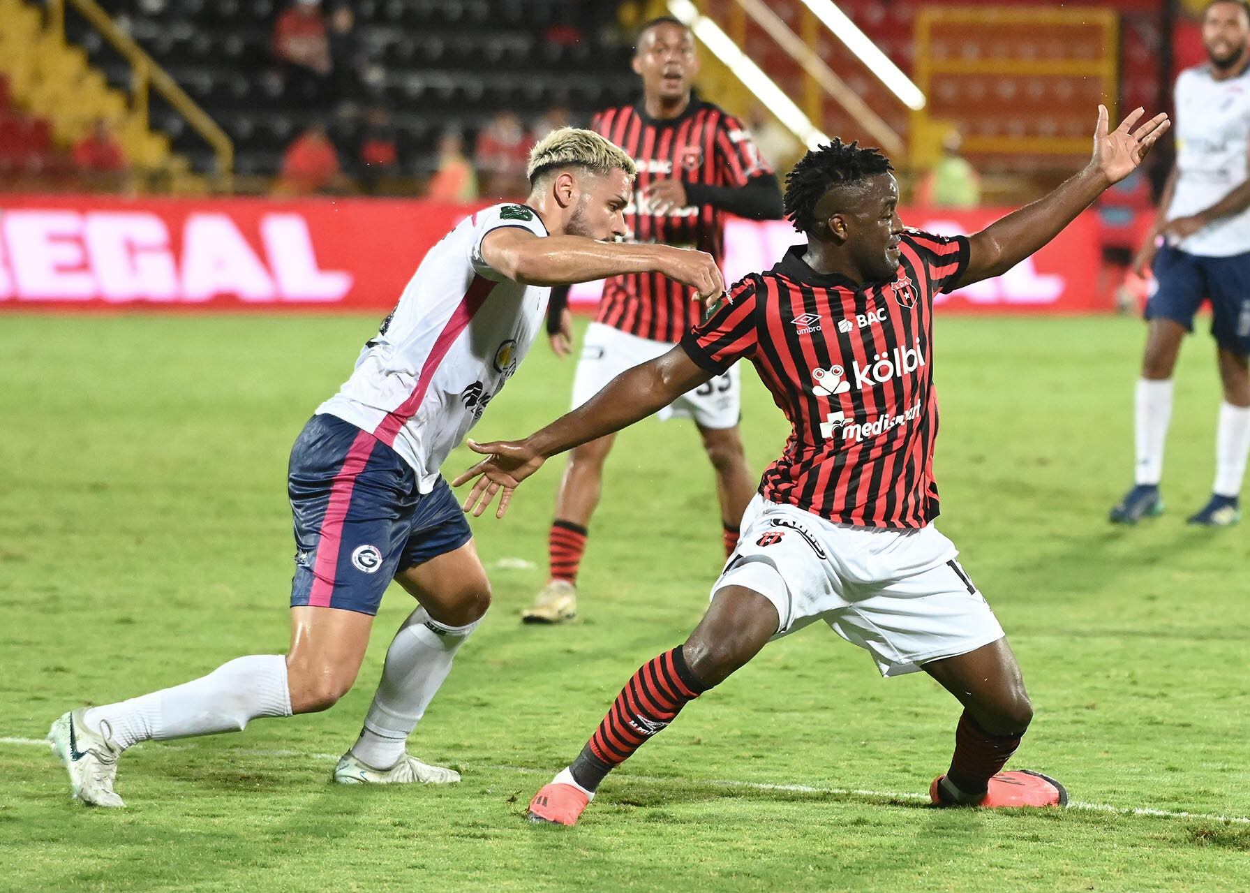 03 de agosto del 2025. Estadio Alejandro Morera Soto, Alajuela. 18:00 hrs. Jornada # 2 del Torneo de Apertura 2025 del Campeonato Nacional de Futbol de Primer División. La Liga Deportiva Alajuelense (LDA) enfrenta como local al Guadalupe F.C. En la foto: Ambiente previo al juego, técnicos de ambos equipos: Oscar Ramírez y Fernando Palomeque además de acciones durante el juego. Foto: Albert Marín.