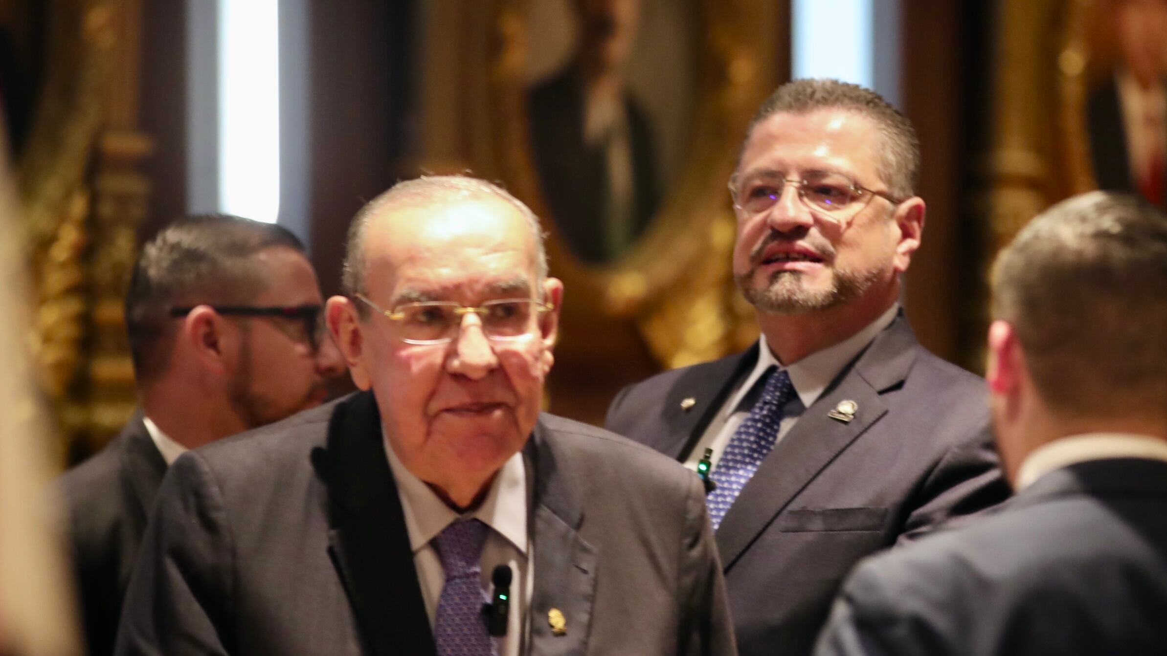 Presidente mira, al fondo, a Rodrigo Arias en primer plano.