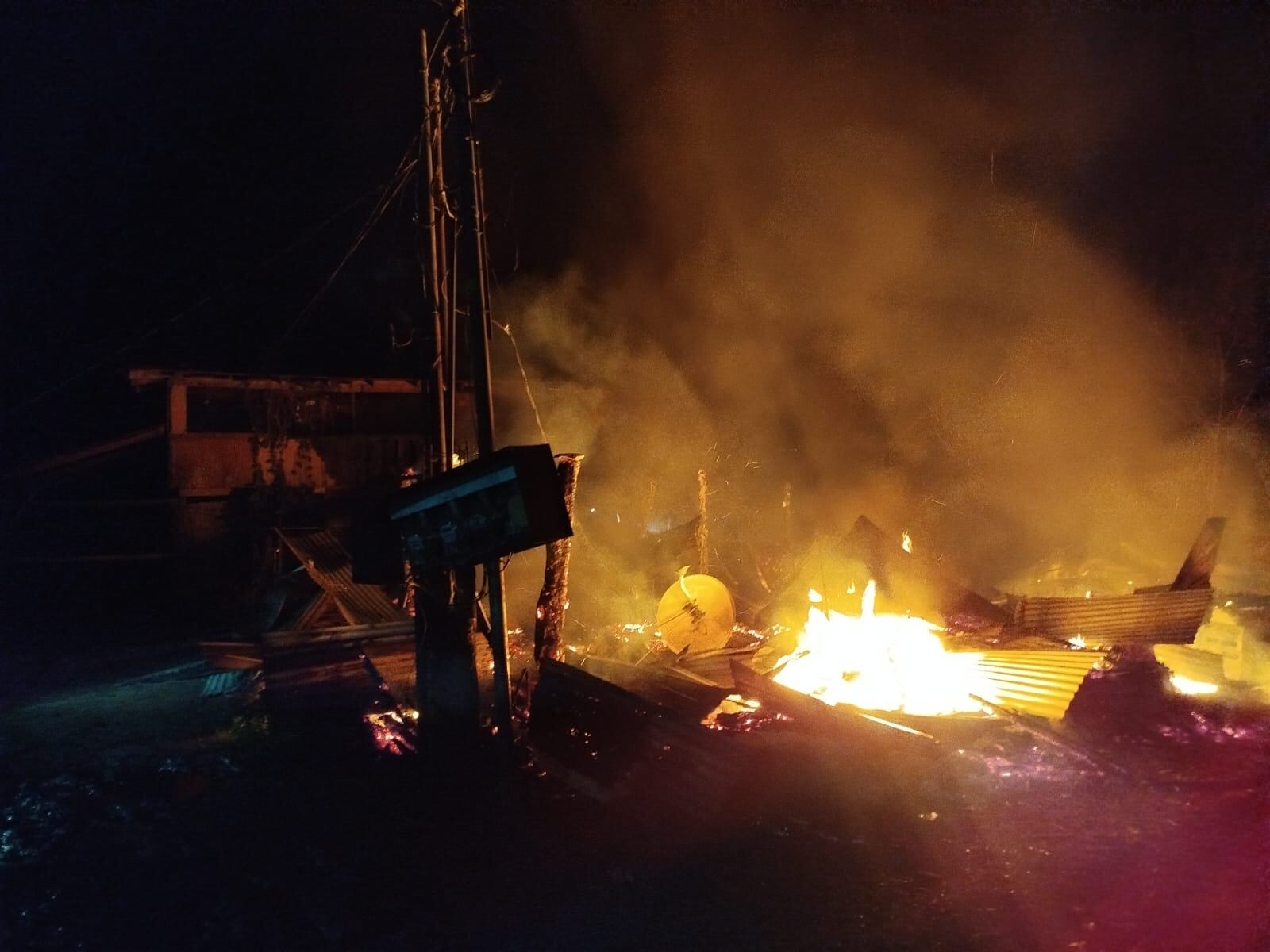 Las llamas consumieron por completo la vivienda en Guatuso, dejando tres adultos fallecidos.