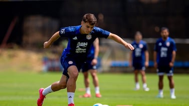 Pablo Guzmán explotó contra los delanteros de Costa Rica y sugirió estos reemplazos