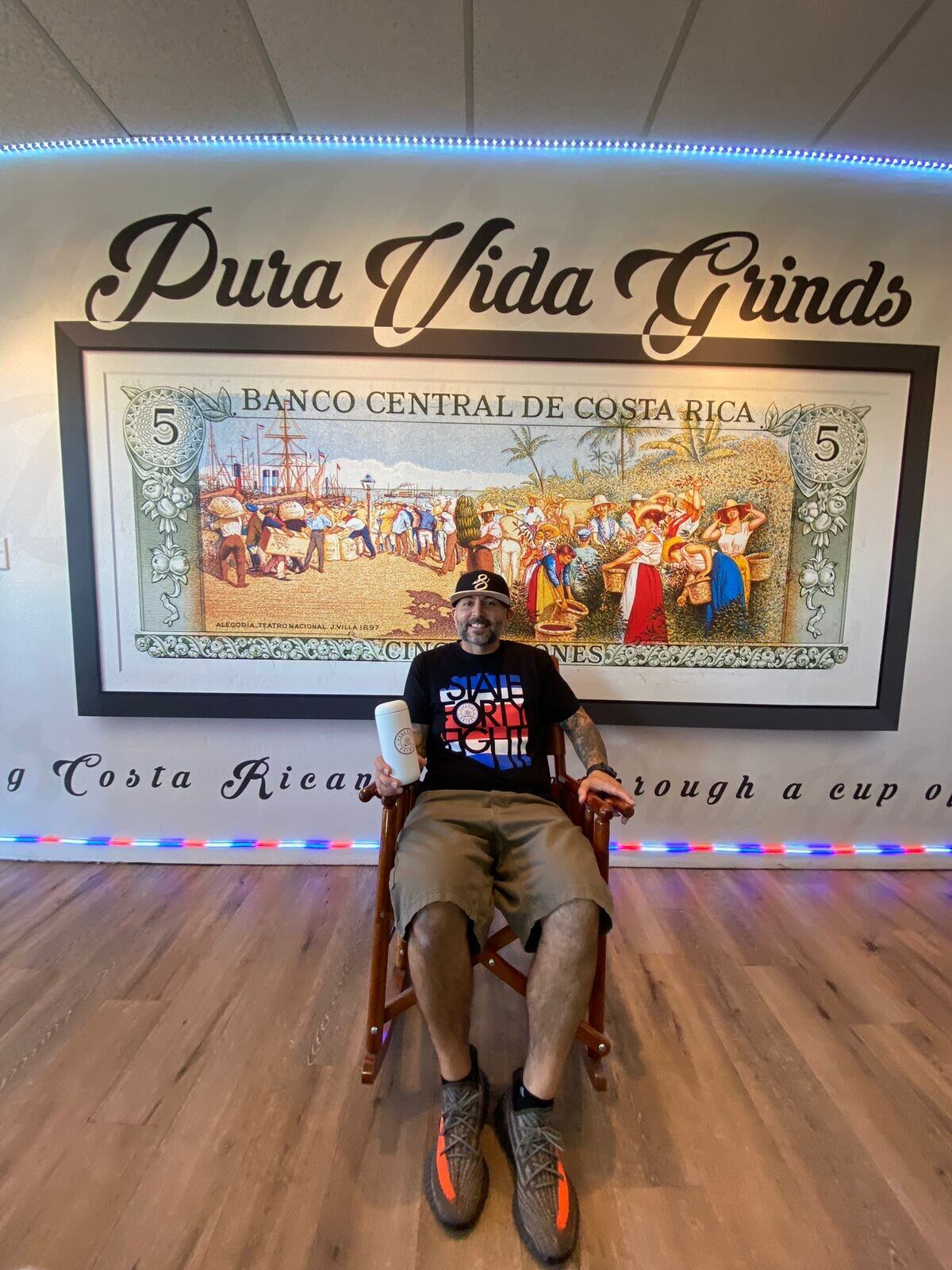 Roberto Lobo disfruta los frutos del esfuerzo que hizo para su cafetería.