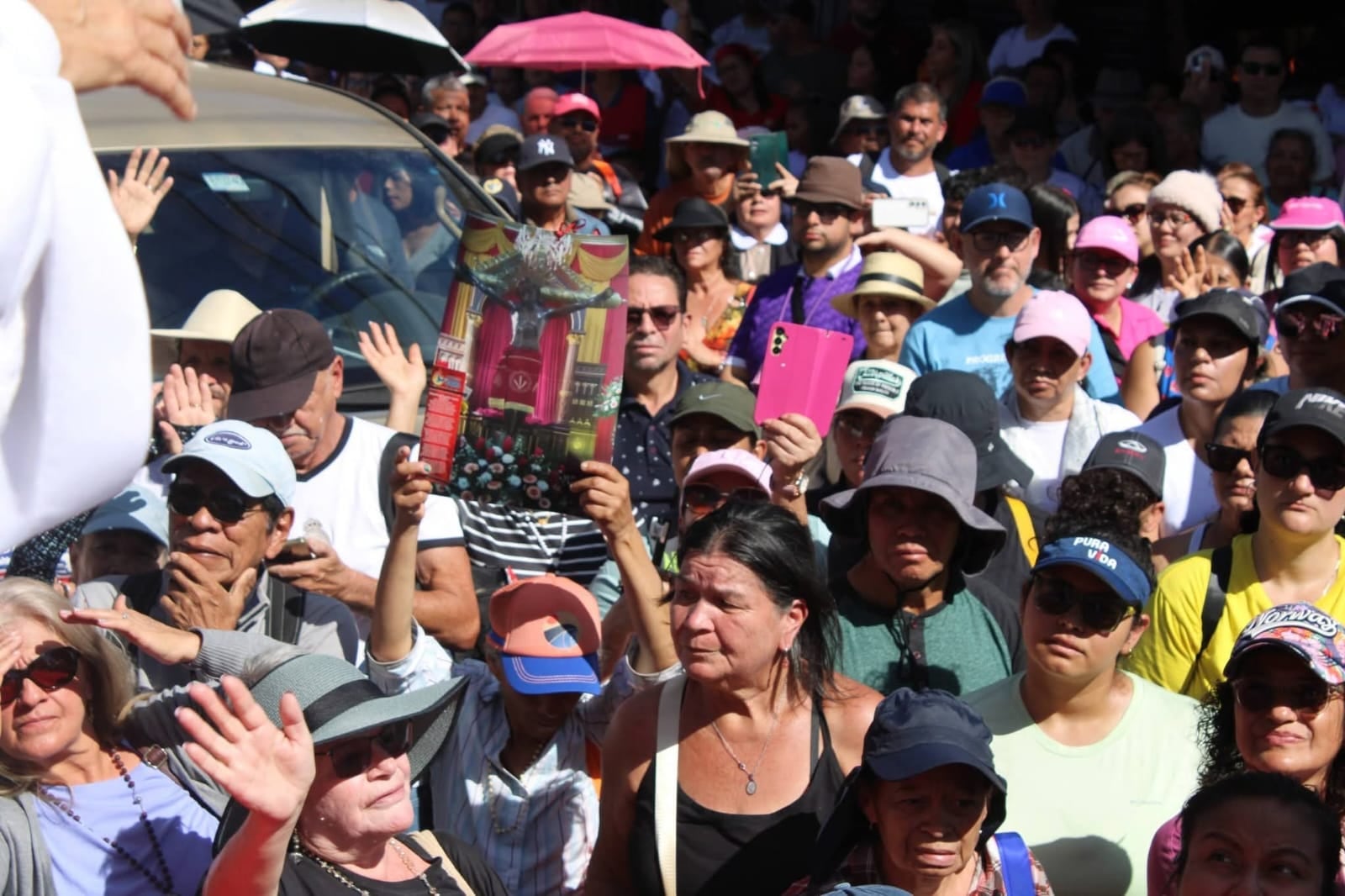 Peregrinación del Santo Cristo de Esquipulas de la Catedral al Santuario Nacional, en Alajuelita