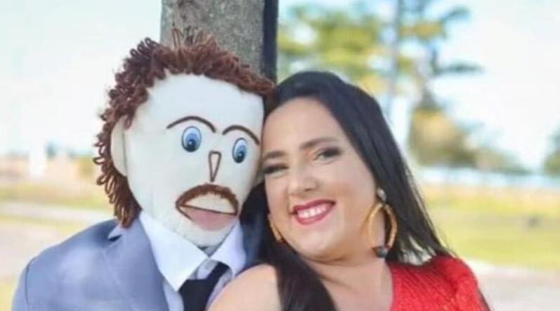 Mujer casada con muñeco de trapo. Foto: El Tiempo, Colombia