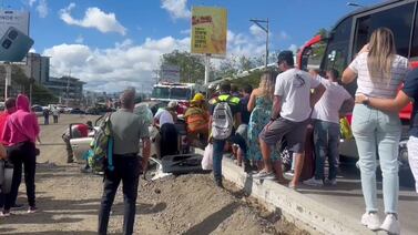 Violento choque entre bus y carro dejó a un adulto mayor grave