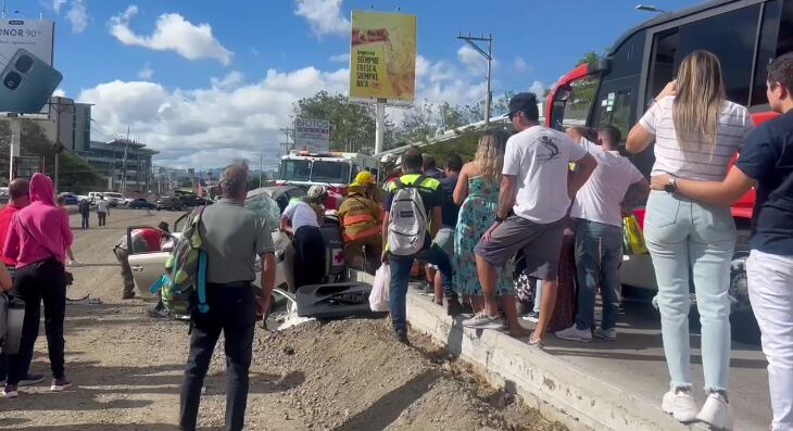 Choque entre bus y carro en la Radial de Alajuela. Foto: Captura de video