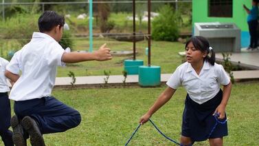 Niña celebra que puede estudiar porque tiene agua