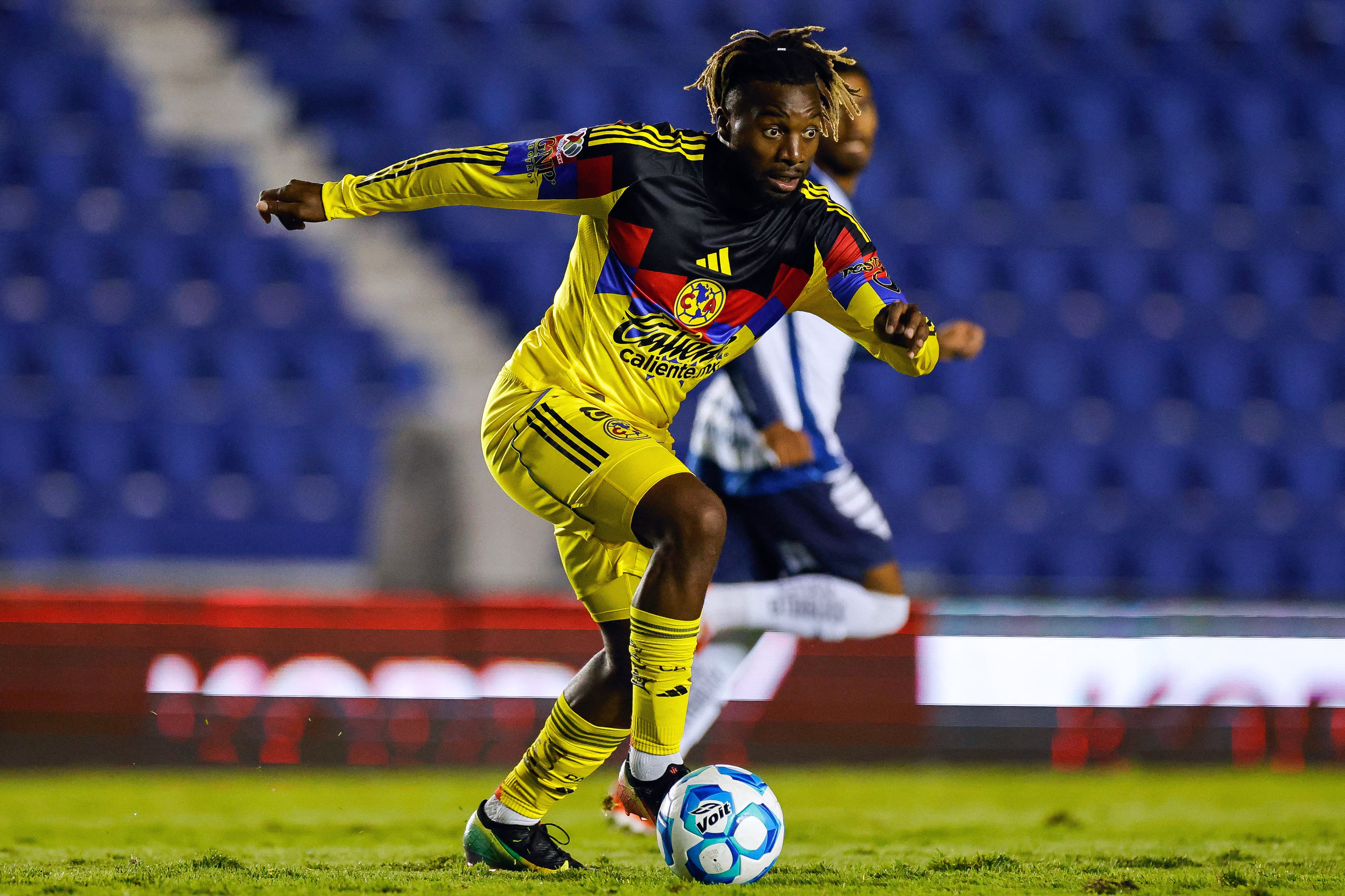 America's French forward #97 Allan Saint-Maximin looks on during the warm up ahead of the Liga MX Apertura football match between Atlas and America at the Jalisco Stadium in Guadalajara, Jalisco state, Mexico on August 24, 2025. (Photo by Ulises Ruiz / AFP)