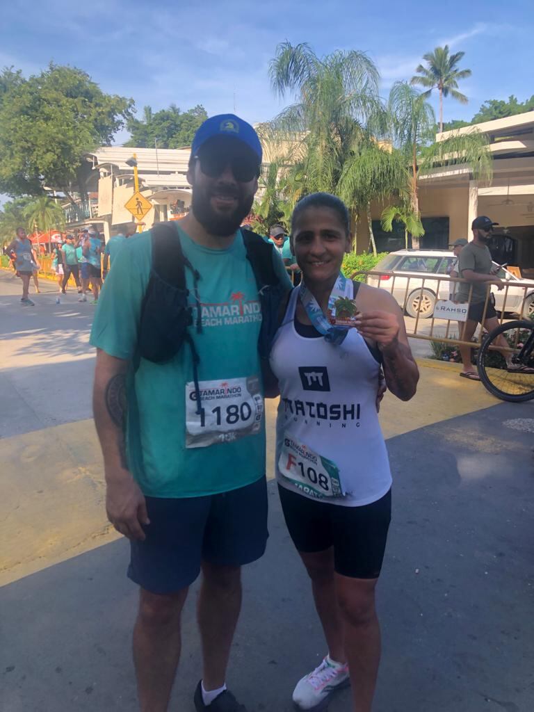 Teresita Arguedas celebró su victoria con su esposo Roy Salazar. Foto: Sergio Alvarado
