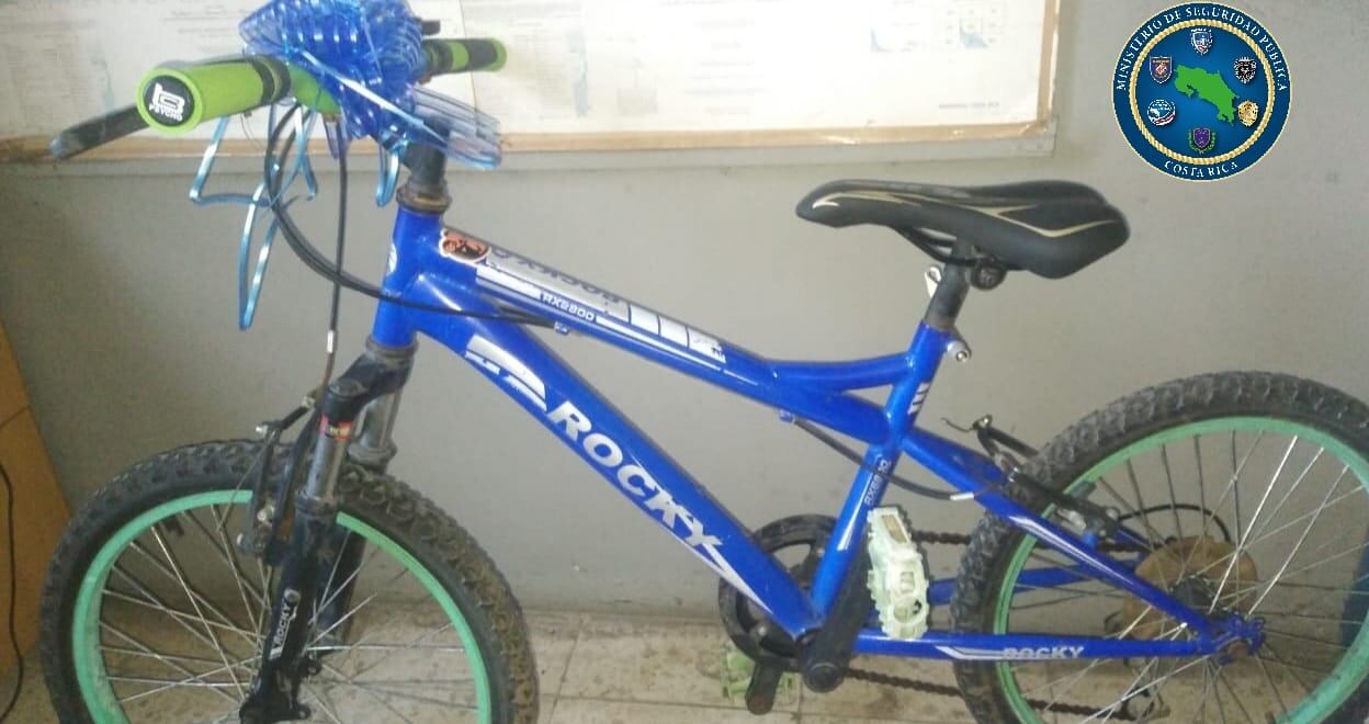 Policías y vecinos de Bagaces se unieron para regalarles bicicletas a dos niños. Foto MSP.