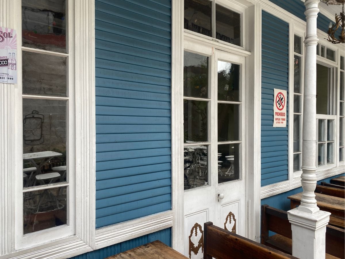 Rafa's es como entrar a la casa de la abuelita, pero con birras frías y un chifrijo de muerte lenta.