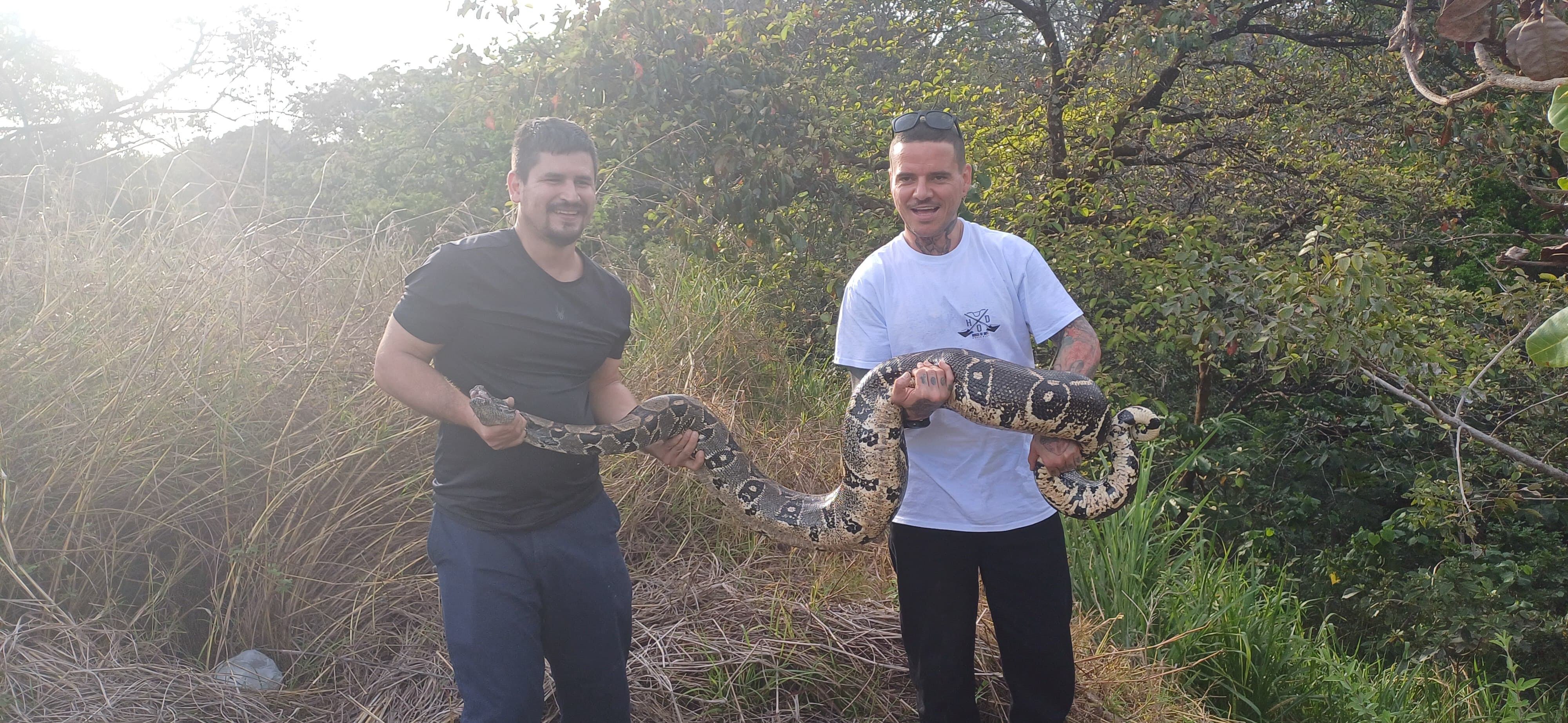 Roberto Poirier, el “Encantador de serpientes” de Turrúcares, quien lleva 34 años en contacto con estos animales, desafiando el miedo y la mala fama que las rodea. En la foto con el piloto de cuadracross, Marco Picado.