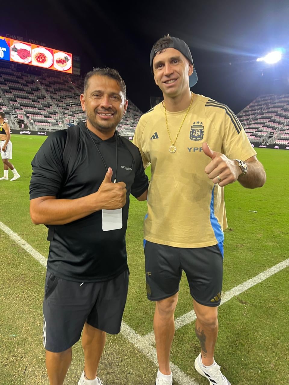 Gilbert Chaves estuvo cerca de llegar al fútbol profesional, pero la vida le tenía preparado otro camino; hoy es camarógrafo titular de la FIFA y le agradece a sus papás cada paso que dio para cumplir el sueño. En la foto con el seleccionado argentino Emiliano Martínez, el Dibu Martínez.