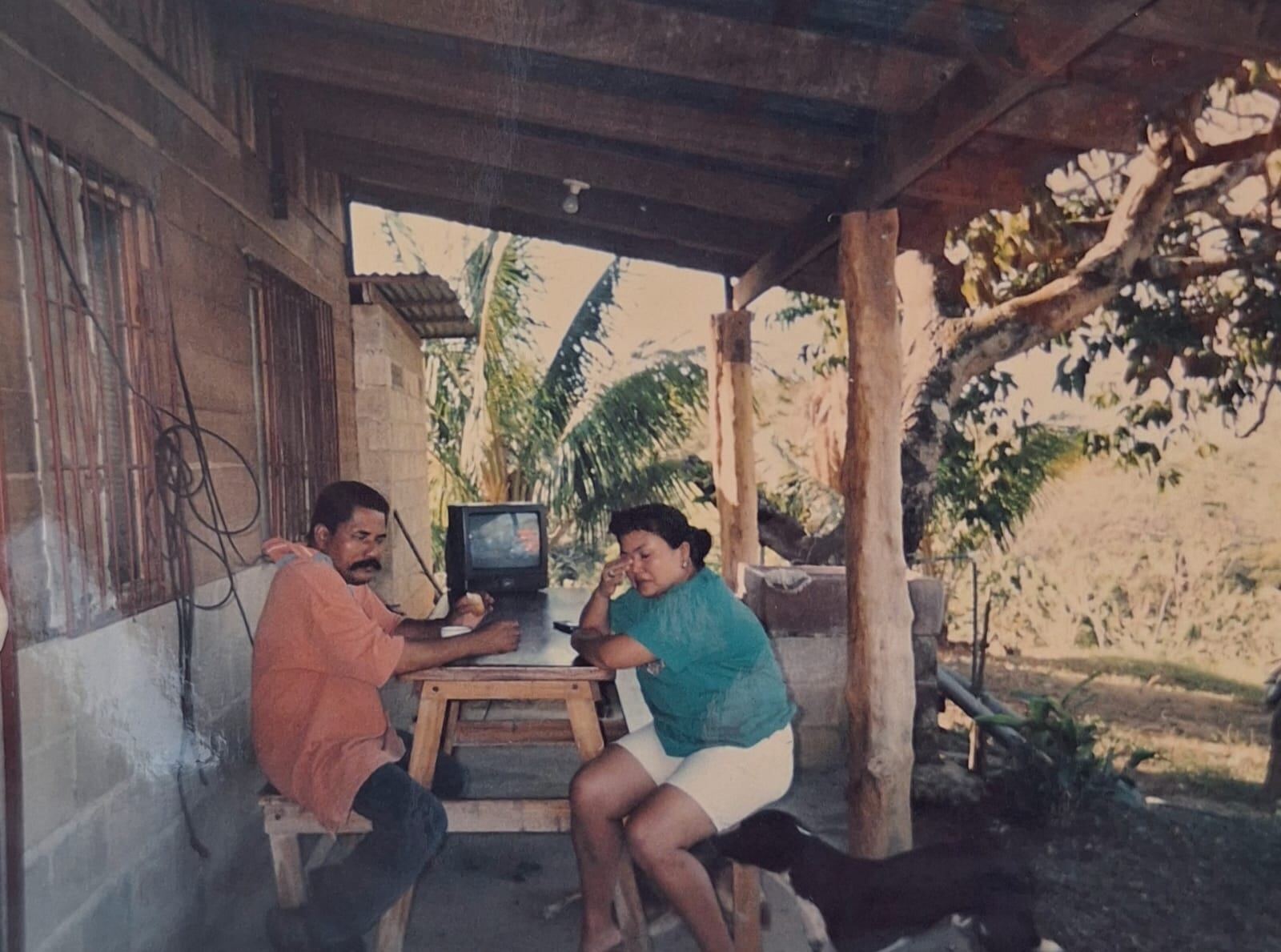 Héctor Luis Bonilla Bonilla, de 54 años, fue asesinado al frente de su casa en en La Cruz, Guanacaste el miércoles 27 de abril del 2005. Su familia conserva estas fotos como un recuerdo. Fotos: Anne Bonilla para La Teja