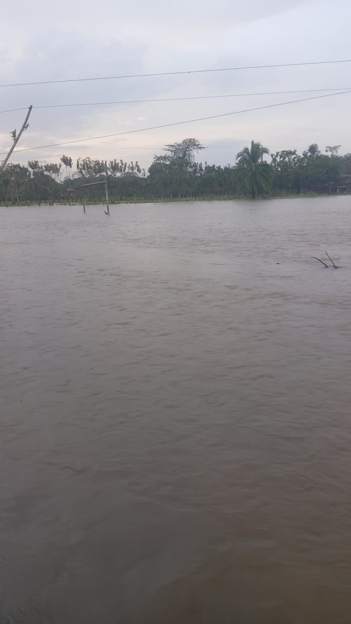Dora Vanegas revisa el nivel del río Sarapiquí durante la noche.