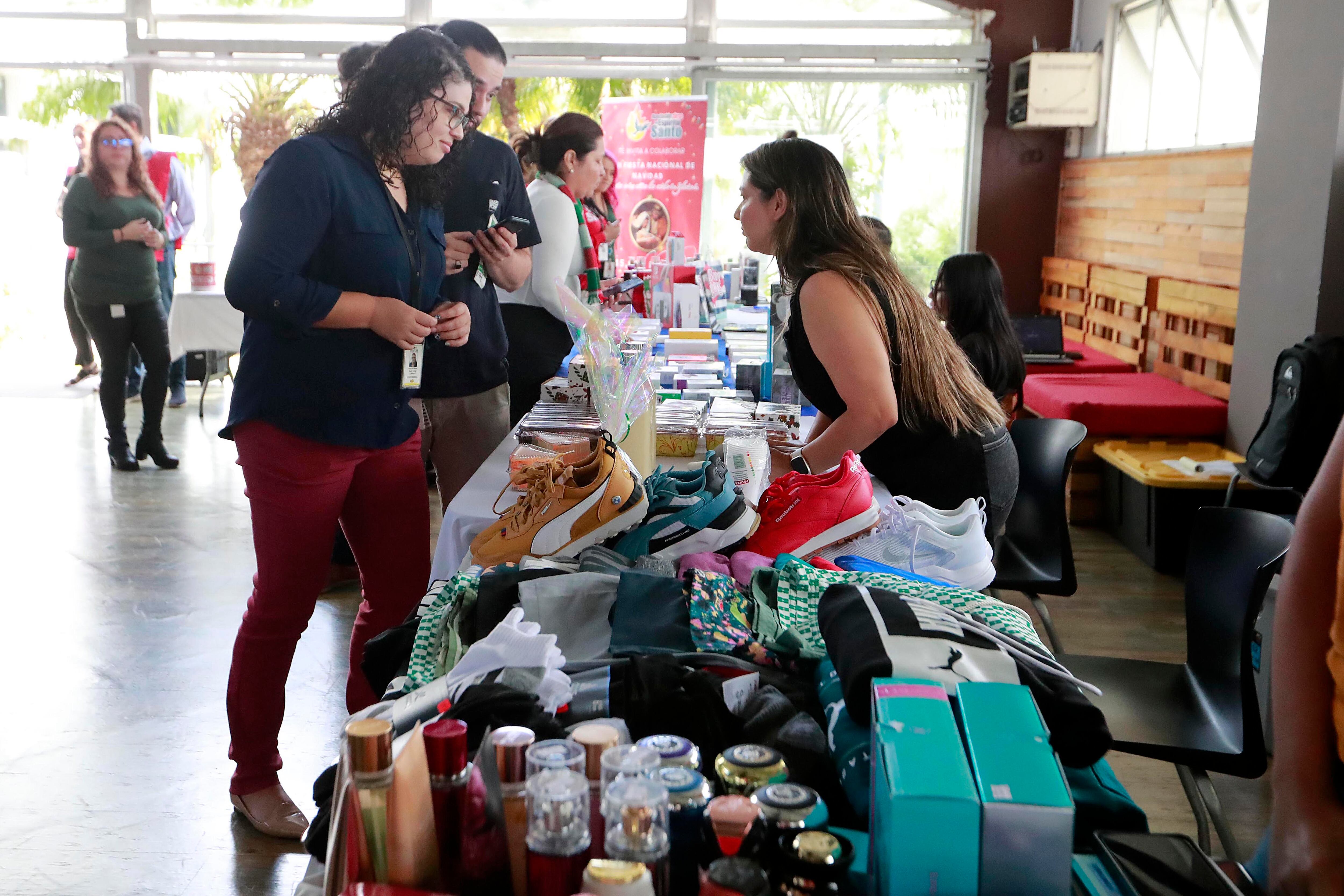 En medio de un tremendo ambiente navideño de solidaridad Grupo Nación disfrutó este miércoles 6 de diciembre de su tradicional tamaleada organizada por la Asociación Solidarista de Empleados de Grupo Nación (ASENACSA).