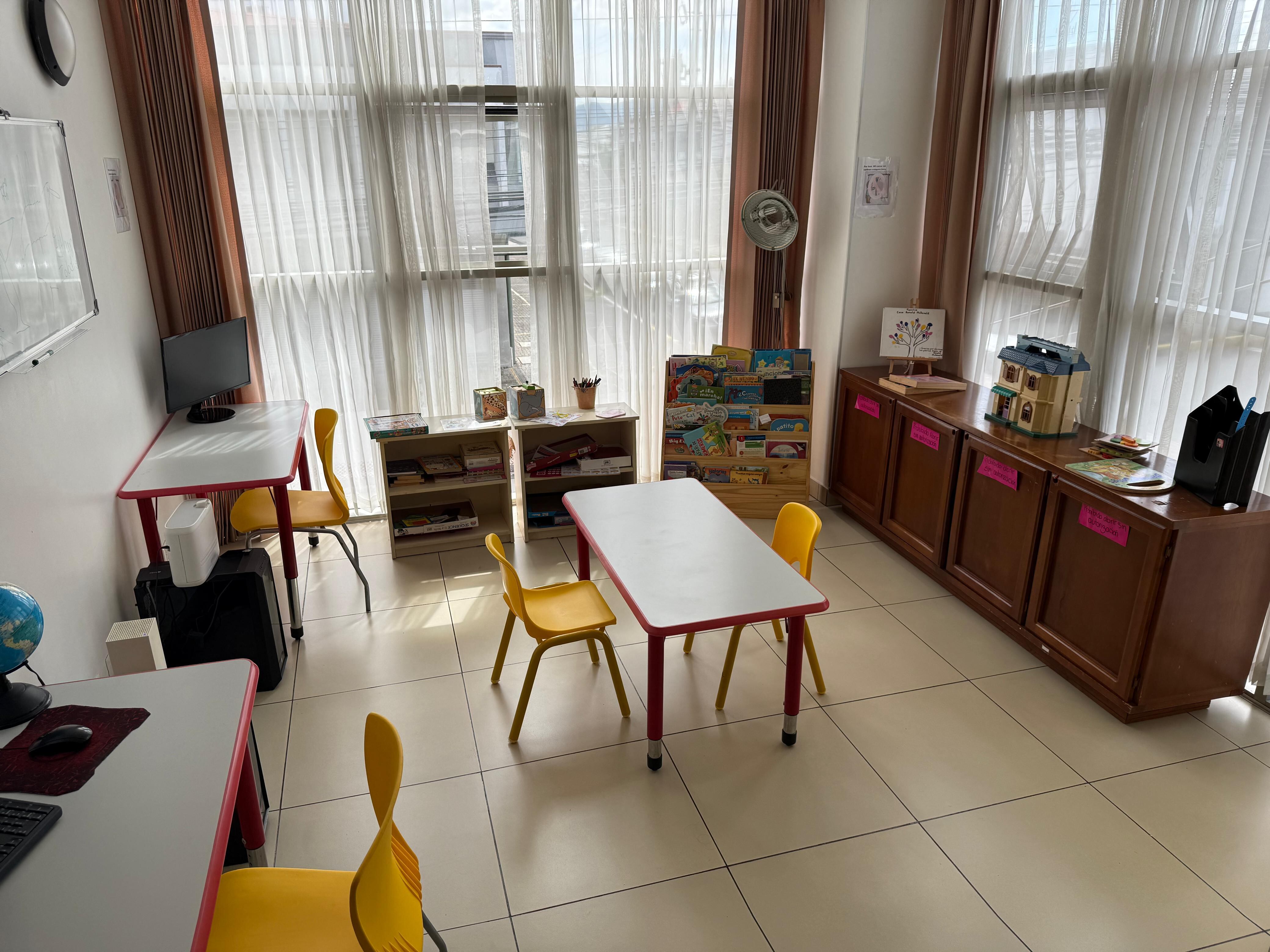 Gran Día, la jornada solidaria de McDonald’s que entrega el 100% de las ventas de Big Mac a ambas entidades, en 2024, logró recaudar 185 millones de colones, para que puedan continuar con el desarrollo de sus proyectos en beneficio de niños, familias y jóvenes en condición de vulnerabilidad.