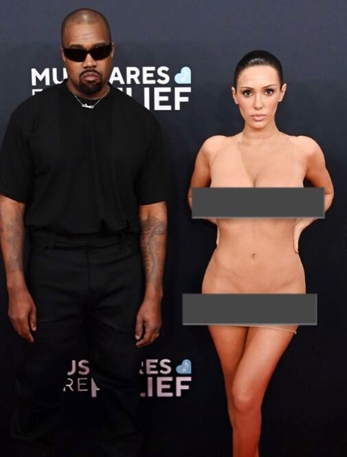 Bianca Censori, esposa de Kaney West, llegó desnuda a la alfombra roja de los premios Grammy 2025.