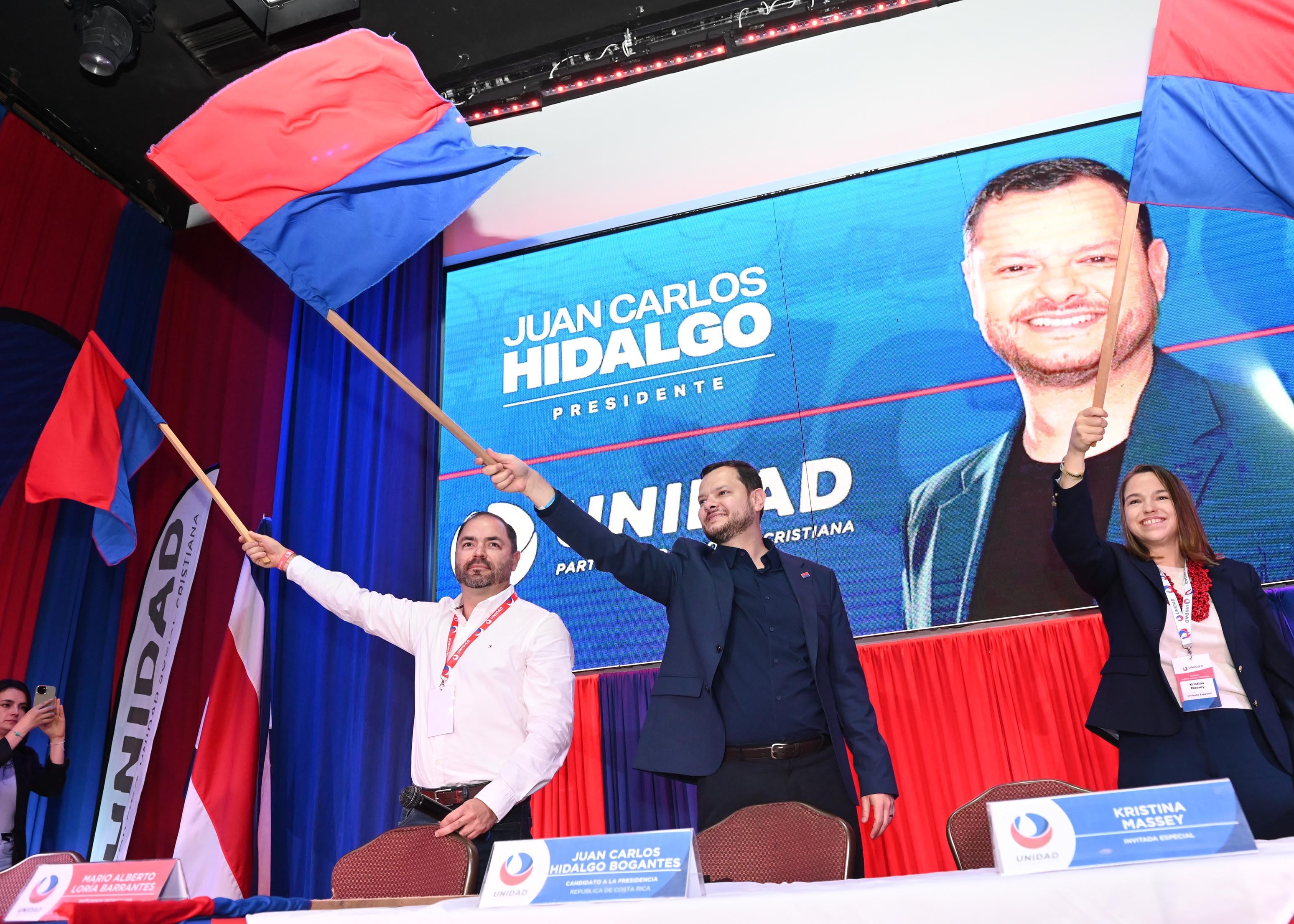 27 de julio del 2025. Hotel Crowne Plaza en La Sabana. 09:00 hrs. El Partido Unidad Social Cristiana ratificó como candidato presidencial a Juan Carlos Hidalgo. En una votación unánime los delegados del partido presentes en la asamblea confirmaron la candidatura de Hidalgo. En la foto: Dirigentes y simpatizantes del partido festejaron a mas no poder la elección del candidato y durante su discurso, Hidalgo, agradeció a los miembros del partido su apoyo. Foto: Albert Marín